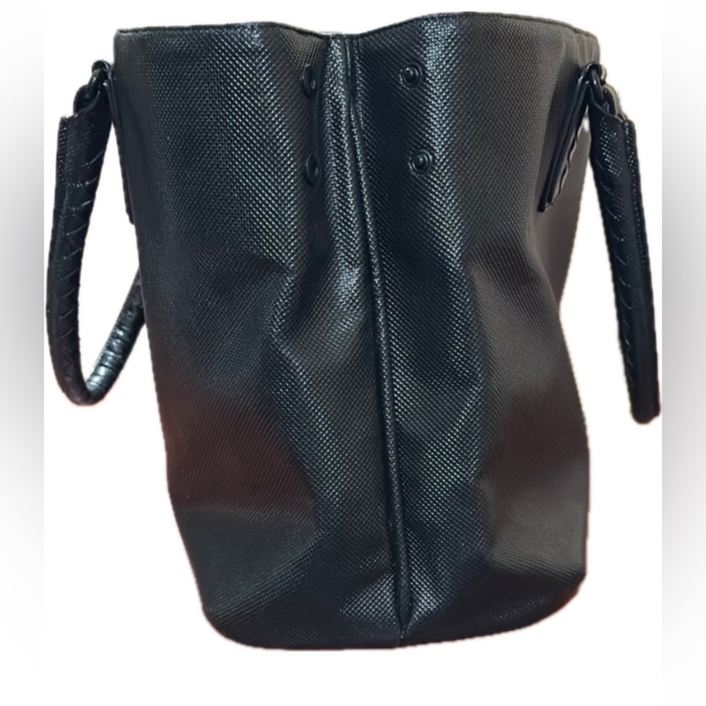 Bottega Veneta Black Leather Tote with Minimalist Design - Picture 5 of 6
